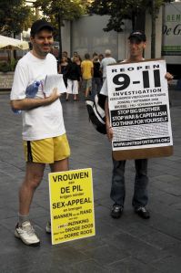 Mark Peeters in zijn prediker-outfit, naast een andere 9/11-complotdenker.